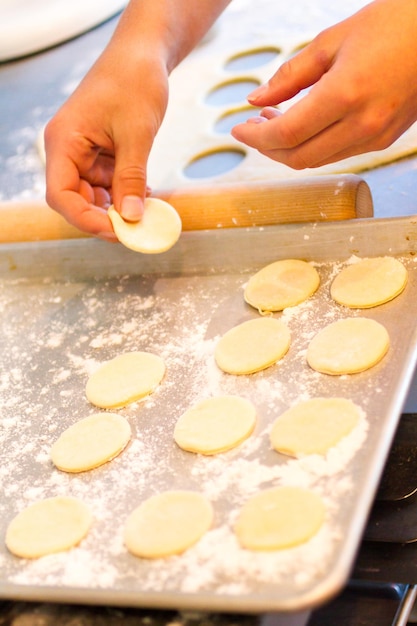 Kinder backen Kekse im Kochkurs.