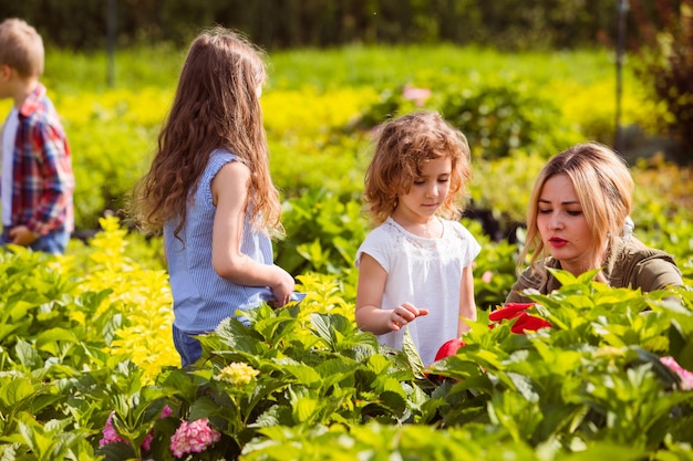 Kinder beim Ausflug in den Botanischen Garten im Freien