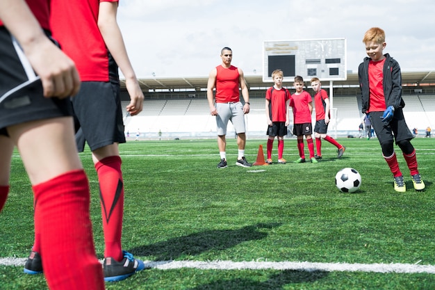 Kinder beim Fußballtraining