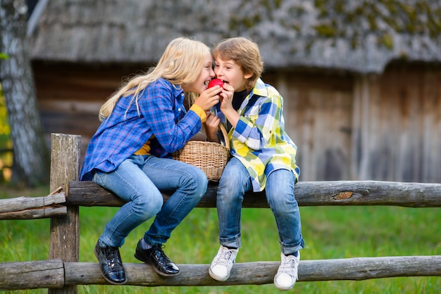 Kinder beim Picknick im Freien