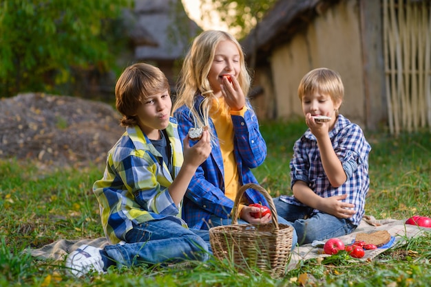 Kinder beim Picknick im Freien