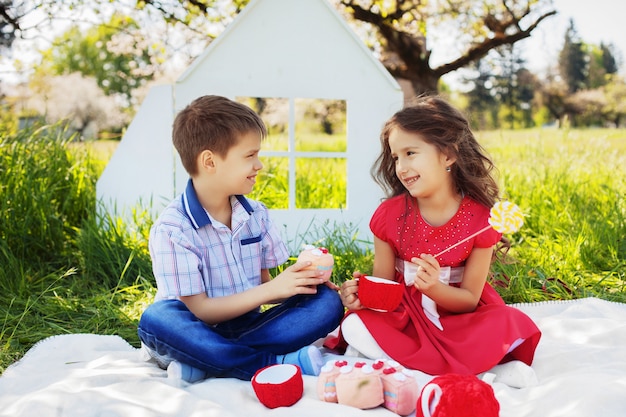 Kinder beim Picknick reden und lachen. Das Konzept von Kindheit und Lebensstil.