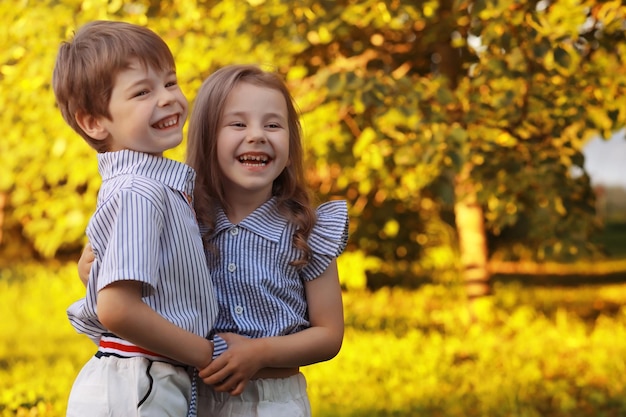 Kinder beim Spaziergang im Sommer Kinder frönen auf dem Land Lachen und Wasserplätschern