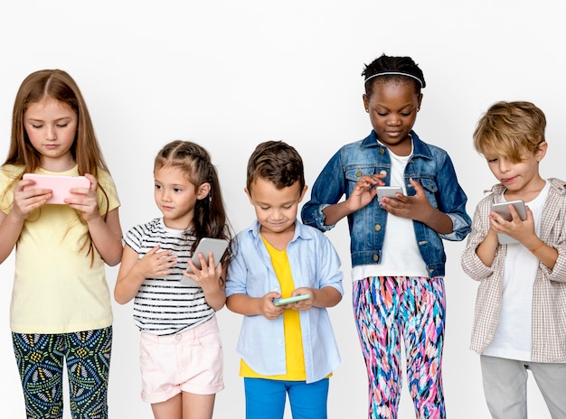 Kinder benutzen ihr Smartphone