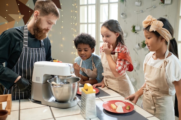 Kinder beobachten den Kochprozess