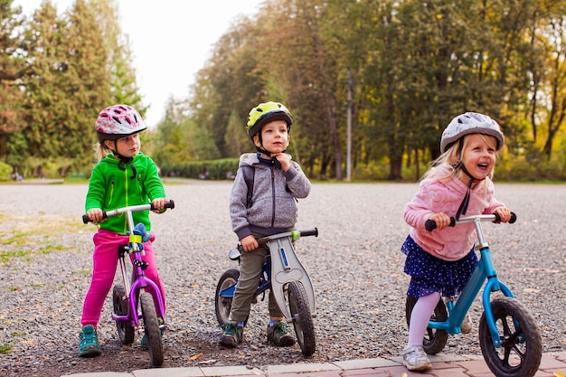 Kinder bereit für den ersten Radwettbewerb