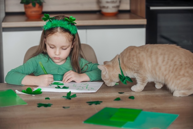 Kinder bereiten sich auf die Feiertage von St. Patrick vor, machen Kleeblattsymbole, ihre Haustiere mit ihnen