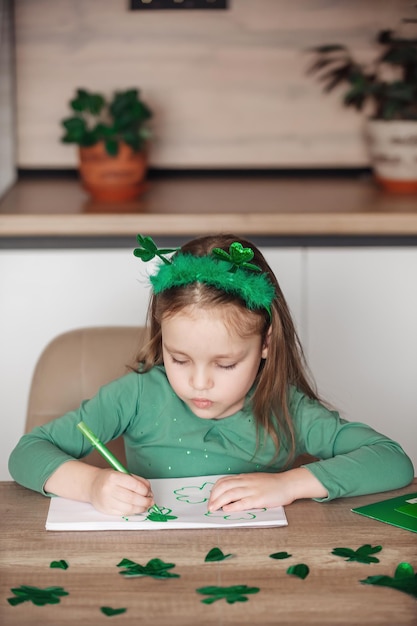 Kinder bereiten sich auf die Feiertage von St. Patrick vor, machen Shamrock-Symbole