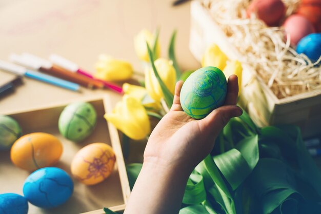 Kinder bereiten sich auf Ostern vor Kinder malen Ostereier Ostern Hintergrund flach legen Draufsicht