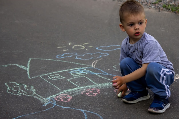 Kinder, die auf Asphaltfamilienhaus zeichnen Selektiver Fokus