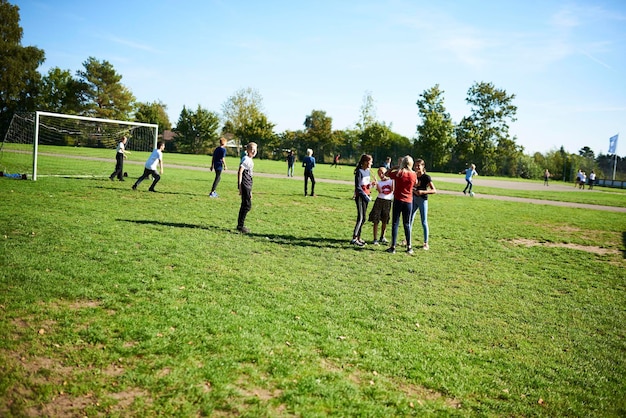 Kinder, die auf einem Fußballplatz spielen und Spaß haben