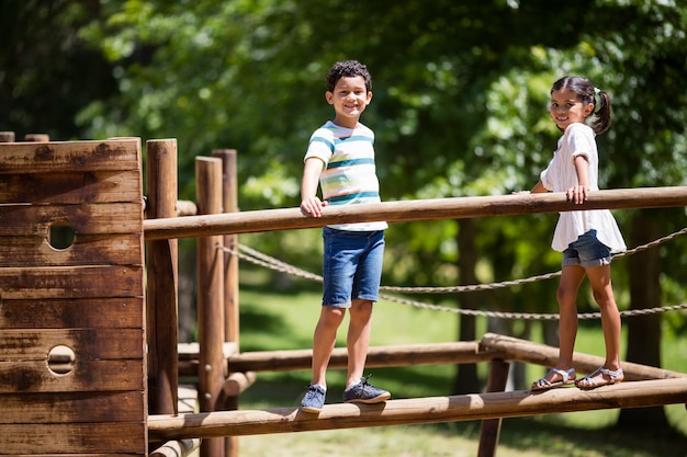 Kinder, die auf einer Spielplatzfahrt im Park stehen