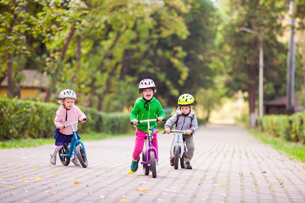 Kinder, die beim Radrennen gewinnen wollen