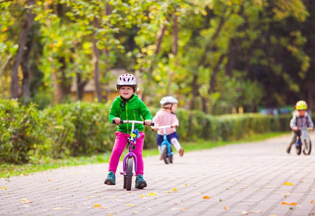 Kinder, die beim Radrennen gewinnen wollen