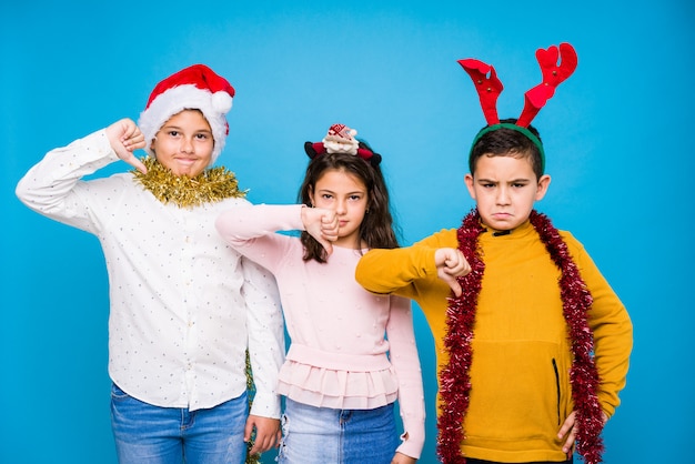 Kinder, die den Weihnachtstag tut Ausdrücke feiern