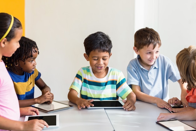 Kinder, die digitale Tablets im Klassenzimmer verwenden