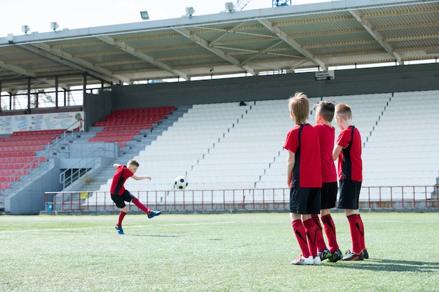 Kinder, die Fußball üben