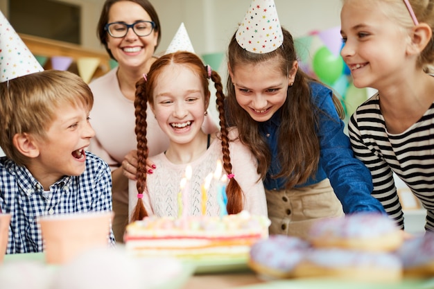 Kinder, die Geburtstagsfeier genießen