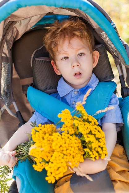 Kinder, die im Rollstuhl sitzen, genießen Aktivitäten im Park wie andere Menschen. Glückliches Konzept für behinderte Kinder