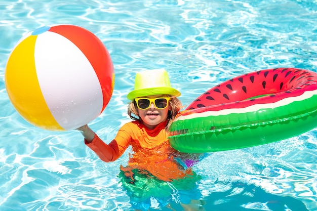 Kinder, die im Schwimmbad spielen, Sommeraktivität, Sommerschwimmen und entspannen, schwimmen auf dem Ring im Pool