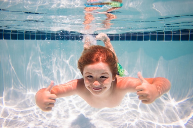 Kinder, die im Swimmingpool spielen Unterwasserkind schwimmt im Pool gesundes Kind schwimmt und hat f