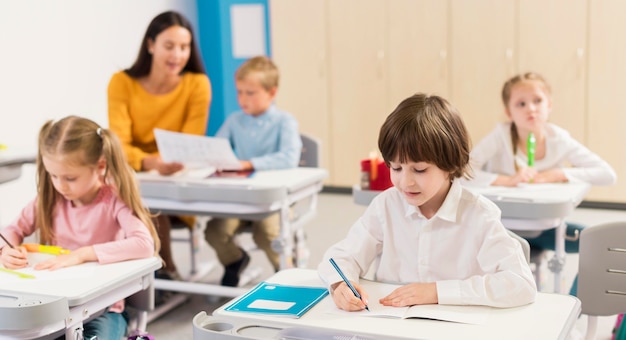 Foto kinder, die im unterricht notizen machen