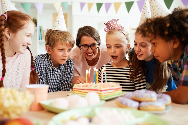 Kinder, die Kerzen ausblasen