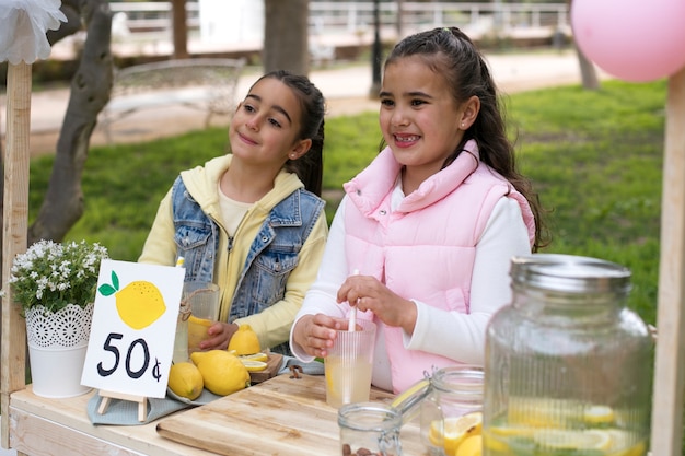 Foto kinder, die limonadenstand haben