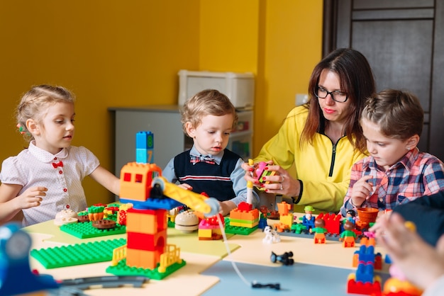 Kinder, die mit Erbauerblöcken an der Klasse spielen