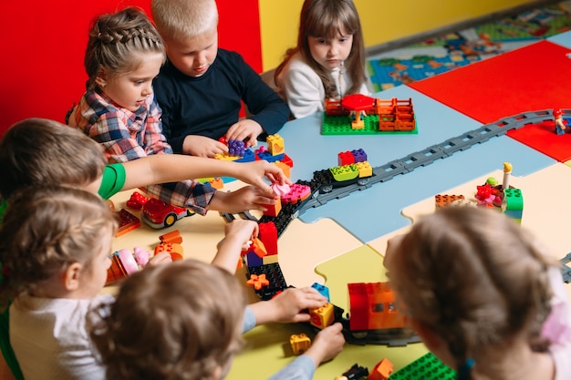 Kinder, die mit Erbauerblöcken an der Klasse spielen