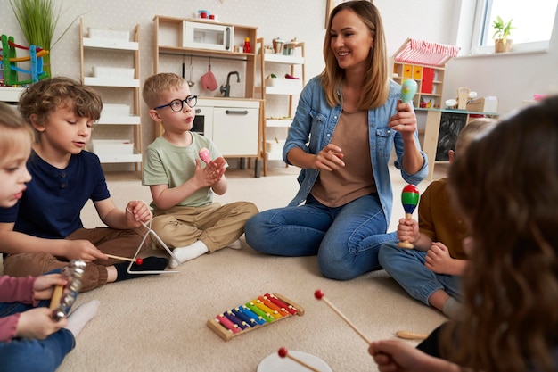Kinder, die Musikunterricht mit Musikinstrumenten absolvieren