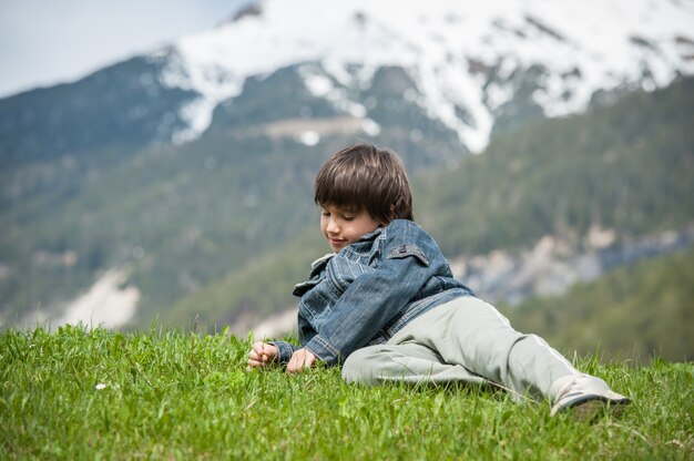 Kinder, die schöne Frühlingsferien in den idyllischen Alpen haben