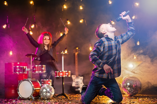 Kinder, die sich als Rockband ausgeben, spielen und singen