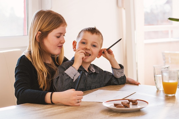 Kinder, die Spaß zu Hause haben