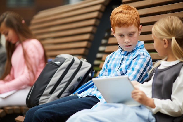 Foto kinder, die tablet-pc zusammen verwenden