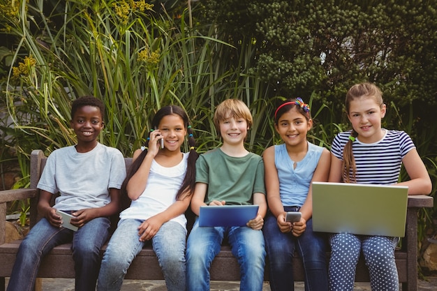 Foto kinder, die technologien am park verwenden