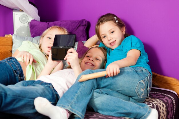 Kinder, die Videospiele spielen