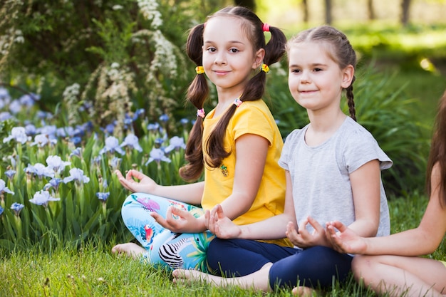 Kinder, die Yoga praktizieren.