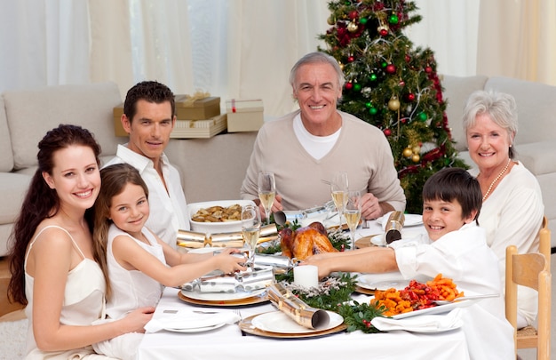 Kinder, die zu Hause einen Weihnachtscracker ziehen