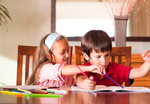 Kinder, die zusammen Hausaufgaben machen