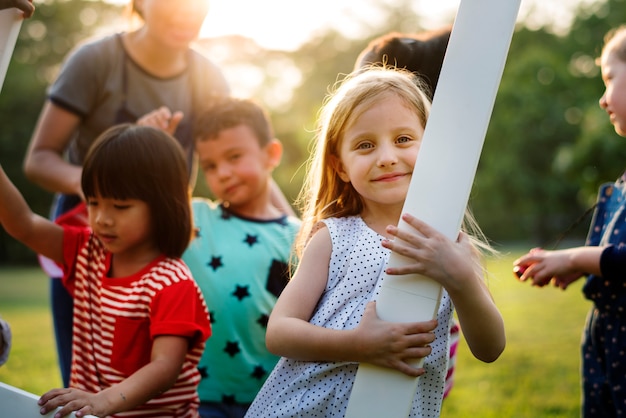 Kinder, die zusammen Spaß haben