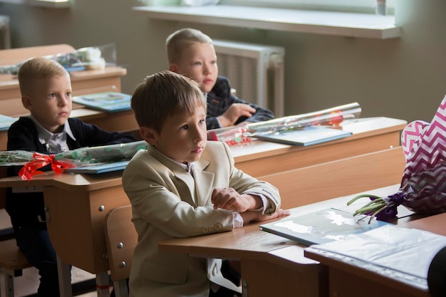 Kinder Erstklässler am ersten September für Schulbänke Grundschüler