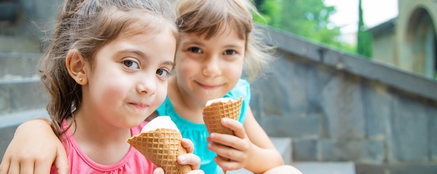 Kinder essen Eis im Park.