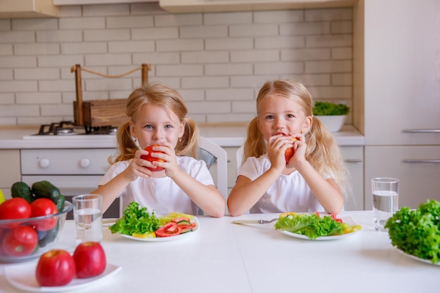 Kinder essen gesund in der Küche