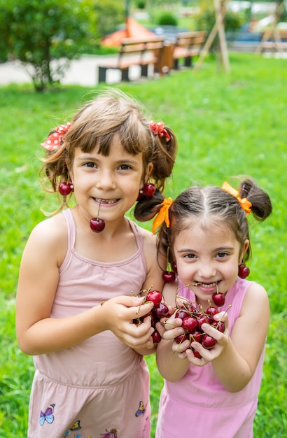 Kinder essen im Sommer Kirschen