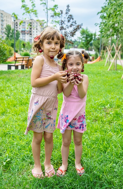 Kinder essen im Sommer Kirschen