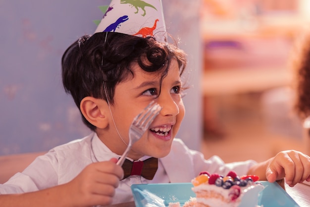 Kinder essen Kuchen auf einer Geburtstagsfeier