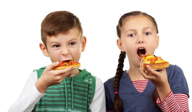 Kinder essen Pizza isoliert auf weiß