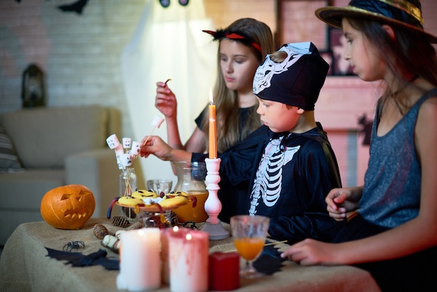 Kinder essen Snacks auf der Halloween-Party