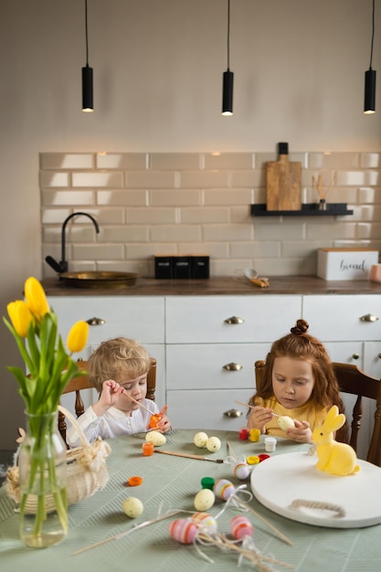 Kinder färben Eier für Ostern